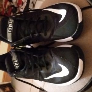 I'm selling a pair of fly by ll Nike used tennis